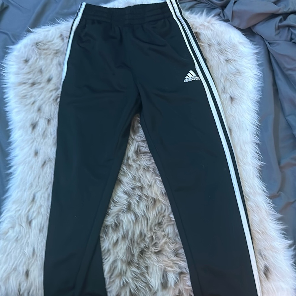 Adidas pants three white stripes on both sides has pockets!